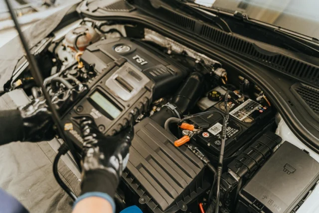 Batería en Buen Estado, Encendido Seguro 🔋La batería es esencial para encender el motor y alimentar sistemas eléctricos. Revisarla regularmente y mantener los bornes limpios alarga su vida útil y evita sorpresas.¿Tu coche tarda en arrancar? Podría ser la batería. ¡Ven al taller para una revisión!#BateríaAutomotriz #MantenimientoPreventivo #ArranqueSeguro