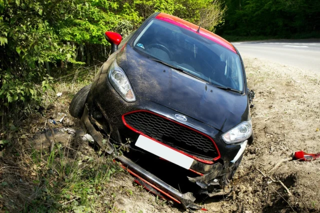 Inspección Post-Accidente: No Subestimes los Daños 🚗Incluso tras un pequeño accidente, es importante revisar el coche para detectar daños ocultos. Estos pueden afectar la seguridad y el rendimiento si no se atienden a tiempo.#InspecciónPostAccidente #SeguridadAutomotriz #RevisiónDeCoche